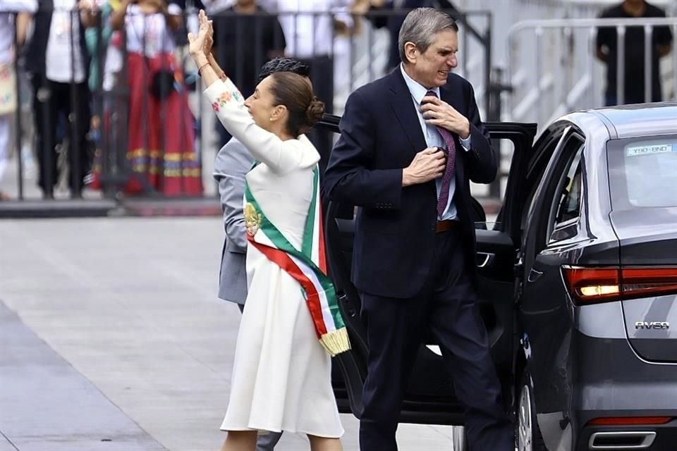 Sheinbaum Pardo se dio tiempo para saludar a quienes la vitoreaban a la puerta de Palacio Nacional.