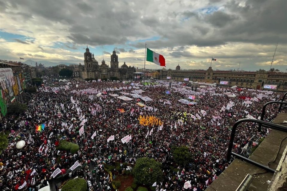 La Presidenta de México, Claudia Sheinbaum, recibió el Bastón de Mando de parte de pueblos indígenas y afromexicanos en el Zócalo.