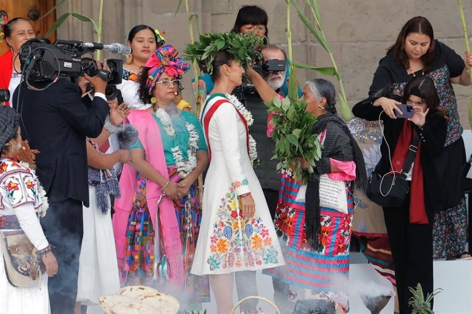 La Presidenta de México, Claudia Sheinbaum, recibió el Bastón de Mando de parte de pueblos indígenas y afromexicanos en el Zócalo.