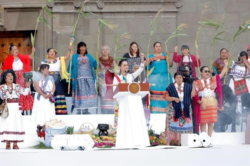 Tras entrega de bastón de mando, Sheinbaum dio un mensaje en el Zócalo.