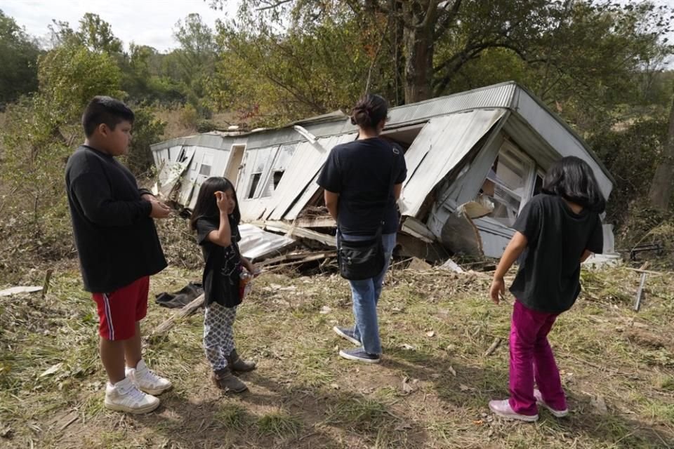 Una familia observa su casa destruida tras el paso del huracán 'Helene' el 1 de octubre del 2024.