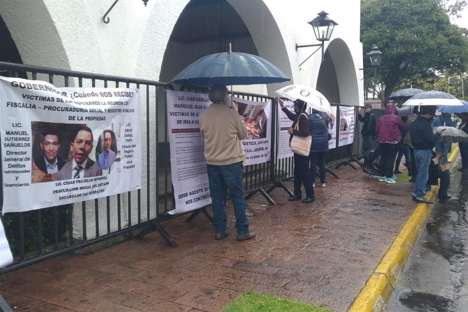 Grupos de afectados han protestado en Casa Jalisco para solicitar apoyo.