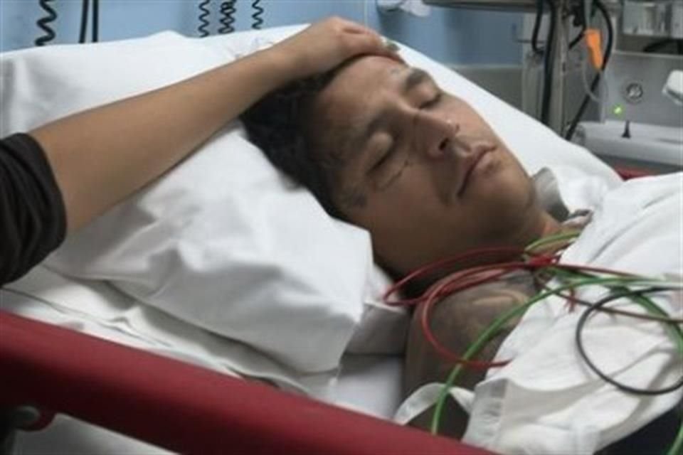 Christian Nodal fue hospitalizado, se desconoce la causa.