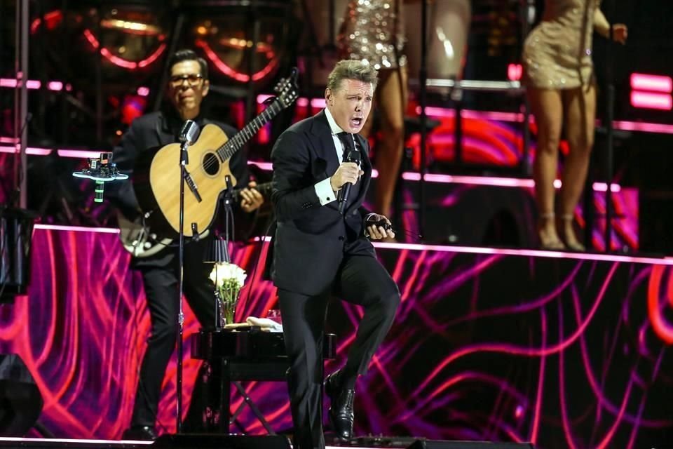 Luis Miguel ofreció una noche memorable para alrededor de 33 mil tapatíos que se dieron cita en el Estadio Jalisco.