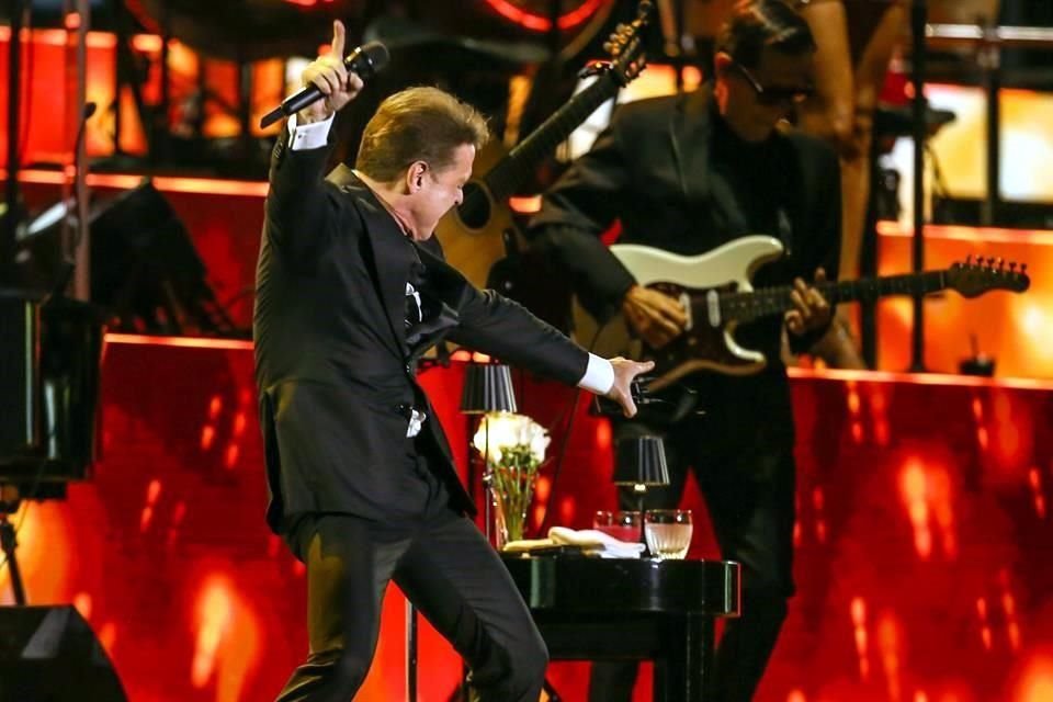 Luis Miguel ofreció una noche memorable para alrededor de 33 mil tapatíos que se dieron cita en el Estadio Jalisco.