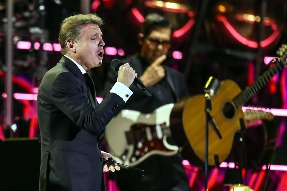 Luis Miguel ofreció una noche memorable para alrededor de 33 mil tapatíos que se dieron cita en el Estadio Jalisco.