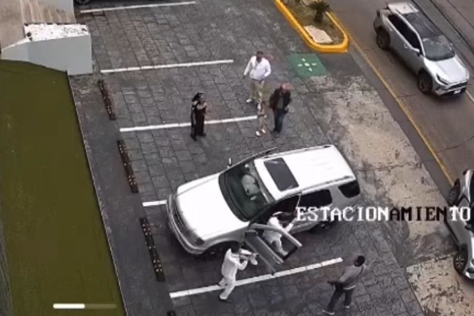 En el video se aprecia el momento en el abogado José Antonio Magaña es golpeado con un bastón retráctil por un hombre, sobre Avenida Patria.