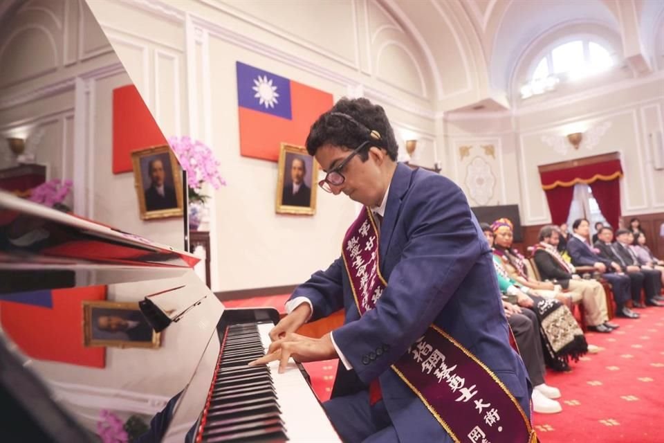 David González Ladrón de Guevara, pianista con síndrome de Miller, fue reconocido en Taiwán y tocó ante su Presidente Lai Ching-Te.