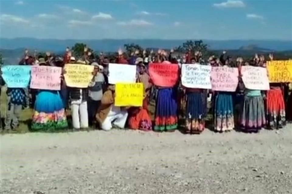 Mediante un video, cerca de 50 personas pidieron la presentación con vida de José Ángel Bautista Robles, de Salvador Parra López, de Elionso Muñoz Díaz y de Olivia Parra Parra.