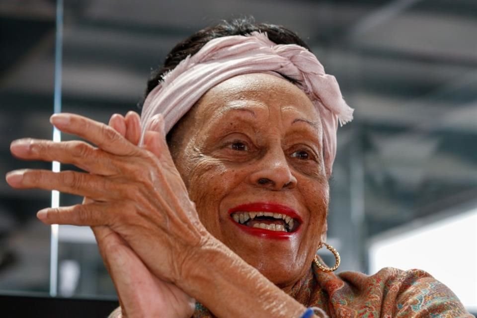 Omara Portuondo, la cantante cubana de Buena Vista Social Club, anunció su retiro a los 93 años tras un incidente en Barcelona.
