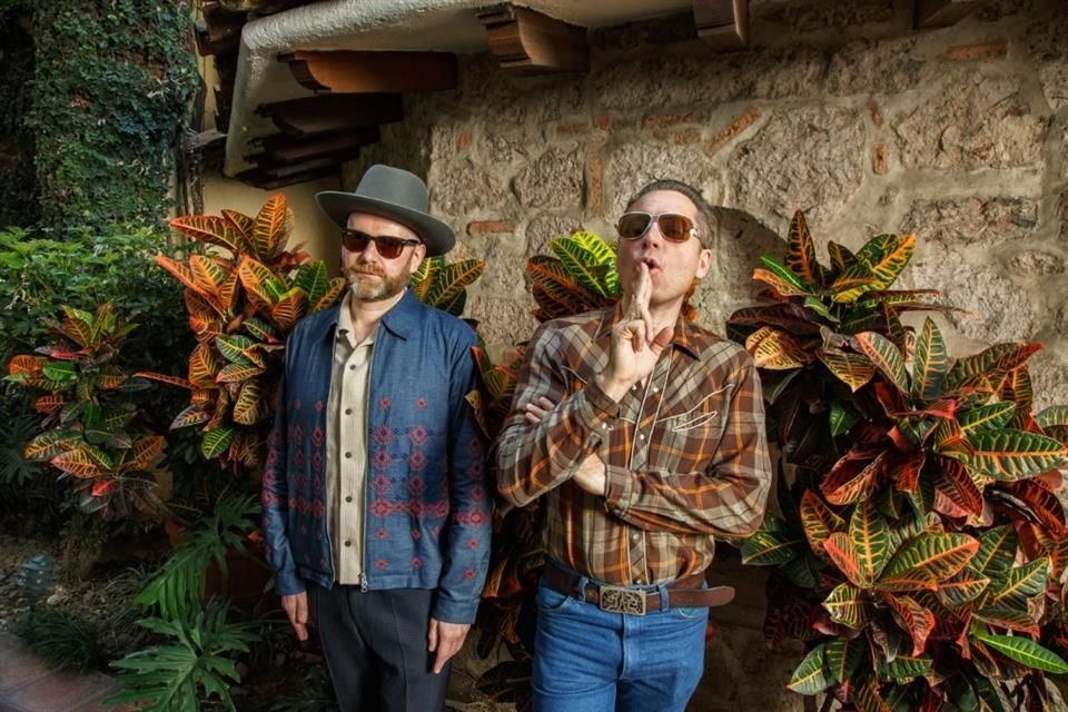 Los integrantes de Franz Ferdinand posan durante una entrevista exclusiva antes del concierto en el Estadio 3 de Marzo.