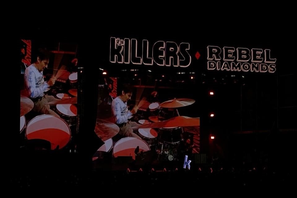 Un fan que sostenía un cartel con la petición de que la banda le dejara tocar la batería cumplió su cometido.