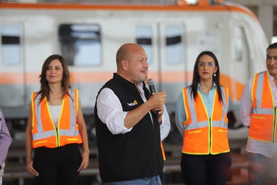 Enrique Alfaro durante el inicio de la primera prueba de rodado de la L4 del Tren Ligero.