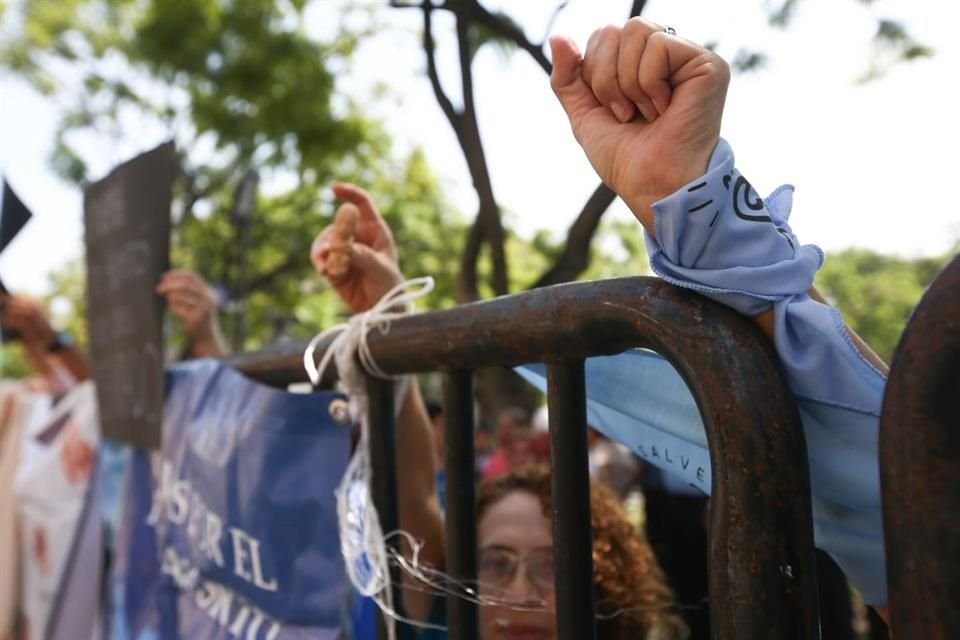 Protestan providas a fuera de Congreso de Jalisco.