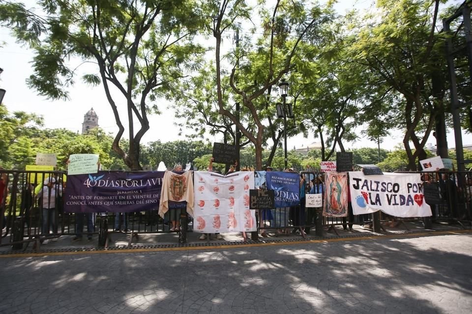 Protestan providas a fuera de Congreso de Jalisco.