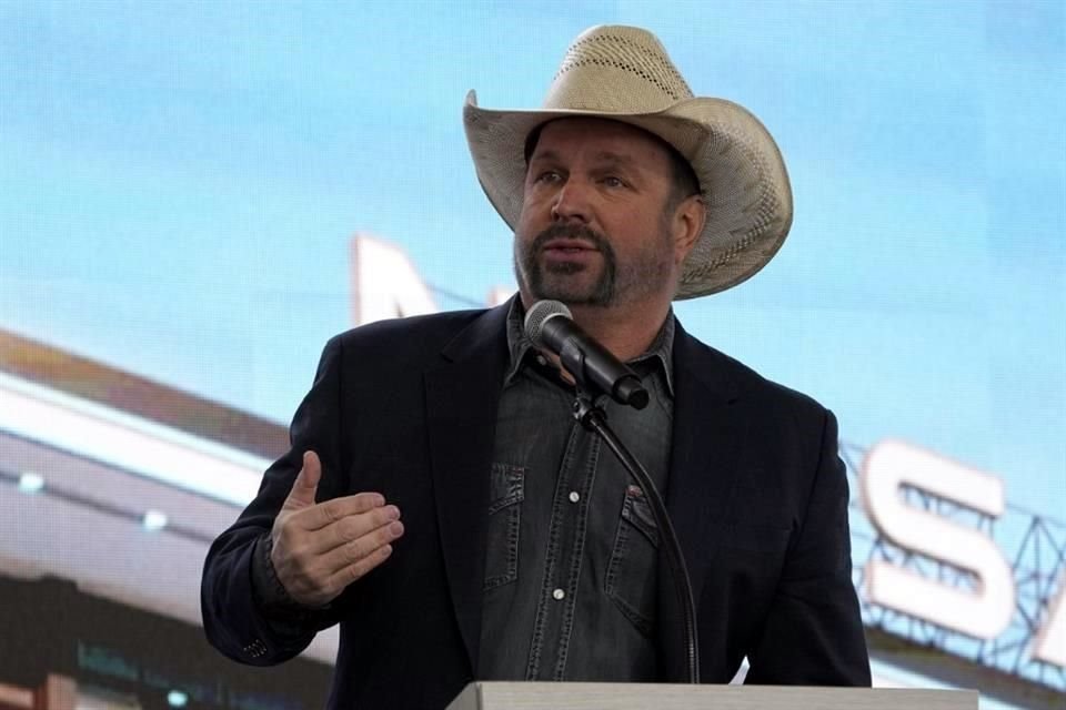 Garth Brooks negó las acusaciones de violación en su contra cuando regresaba a uno de sus conciertos en Las Vegas.