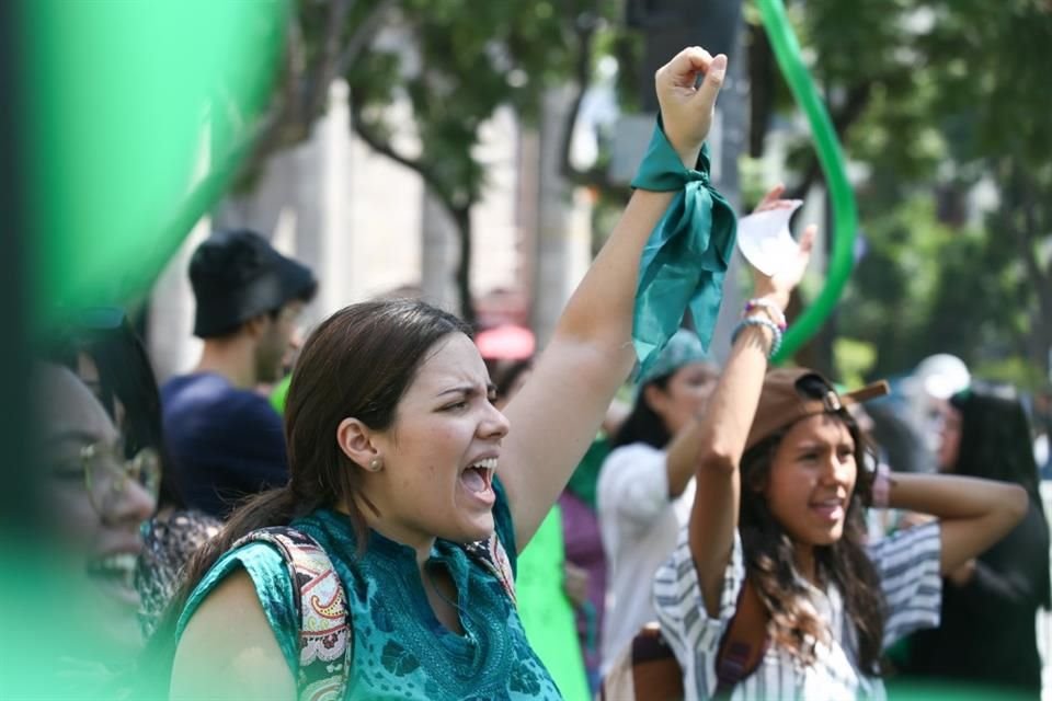 Un grupo de mujeres que están a favor de que se despenalice el aborto llegan a las afueras del del Congreso de Jalisco, donde se discute le medida.