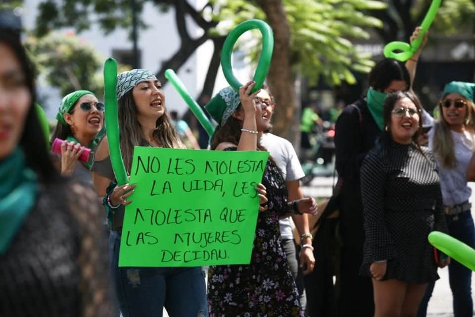 Un grupo de mujeres que están a favor de que se despenalice el aborto llegan a las afueras del congreso.