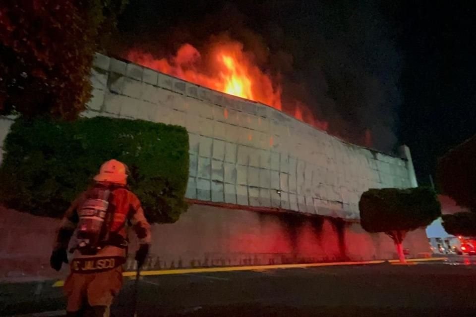 Bomberos de la metrópoli unieron fuerzas para evitar la expansión de las llamas.