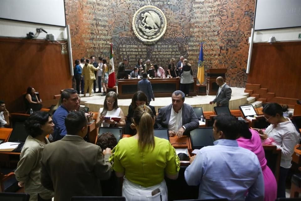 La madrugada de este sábado se realizó una sesión de Pleno, entre la 1:00 y 7:40 horas.