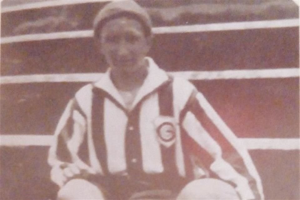 Ángel Bolumar Ángel Bolumar defendía con tesón a las Chivas y discutía con atlistas cada que tenía oportunidad.