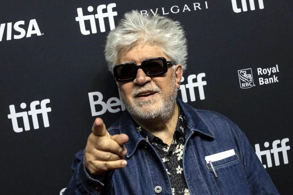 Pedro Almodovar  recién lanzó la cinta 'The Room Next Door'.