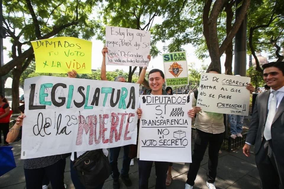 Grupos conservadores acusaron que diputados votaron amañadamente en la despenalización del aborto.