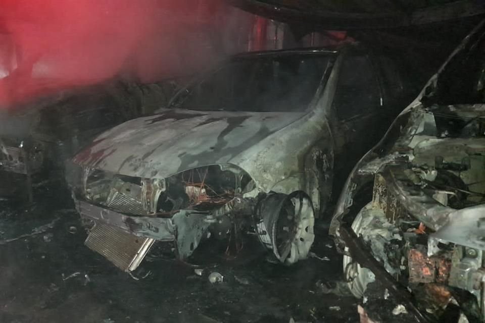 Un lote de autos se incendió en su totalidad la madrugada del domingo en Conchita y Montemorelos.