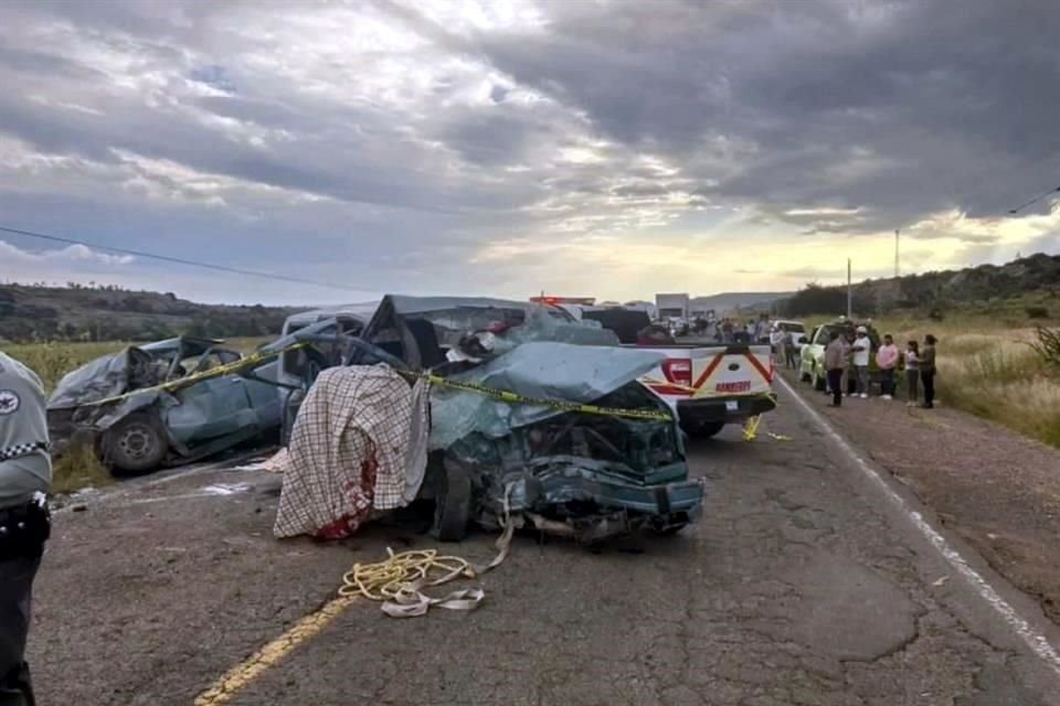 Seis personas murieron en un choque frontal entre dos vehículos, sobre la carretera que va de Aguascalientes a San Luis Potosí, en Ojuelos.