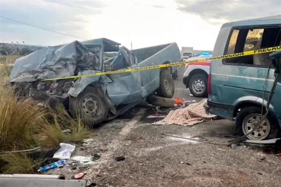 Seis personas murieron en un choque frontal entre dos vehículos, sobre la carretera que va de Aguascalientes a San Luis Potosí, en Ojuelos.