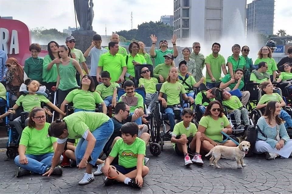 Padres de familia, alumnos y personal de CIRIAC se reunieron en La Minerva para visibilizar la parálisis cerebral.