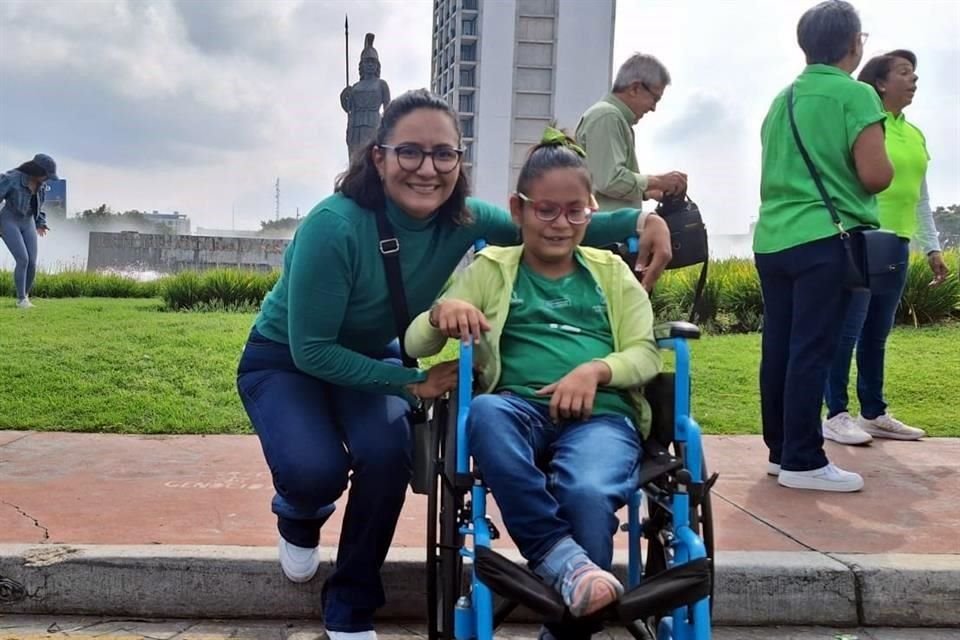 Lupita y Valentina, quienes ven en CIRIAC un ángel, pues es en esta institución donde la pequeña ha aprendido a comer y comunicarse.