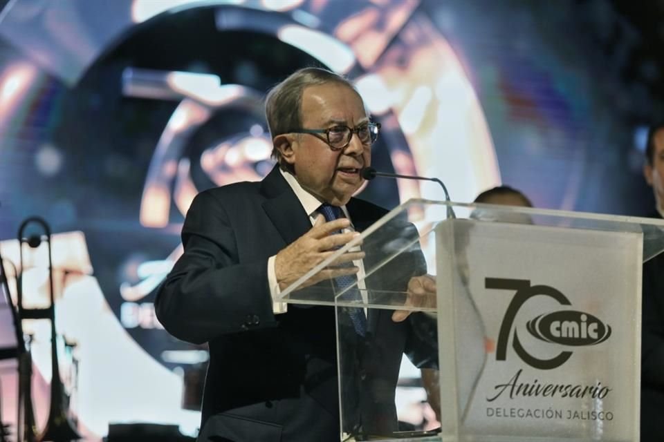 Entrega del Galardón 'Industrial CMIC Jalisco 2024' a Salvador ibarra Álvarez del Castillo de Grupo San Carlos.