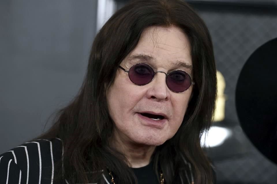 El rockero Ozzy Osbourne confesó que sigue fumando marihuana pese a tratar de mantenerse sobrio en medio de sus problemas de salud.