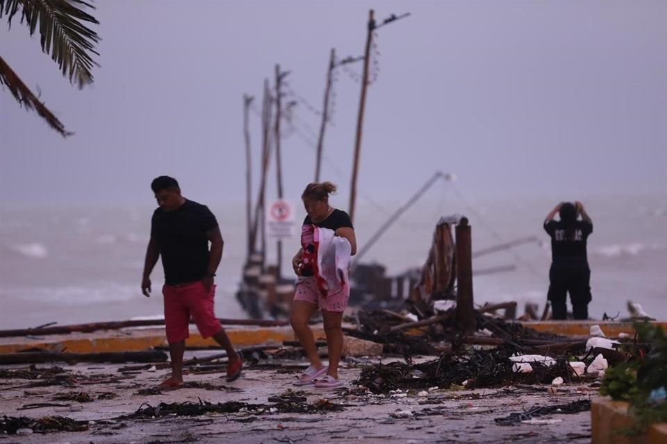 En Chelem, en la ciudad de Puerto Progreso, un pequeño muelle fue destruido.