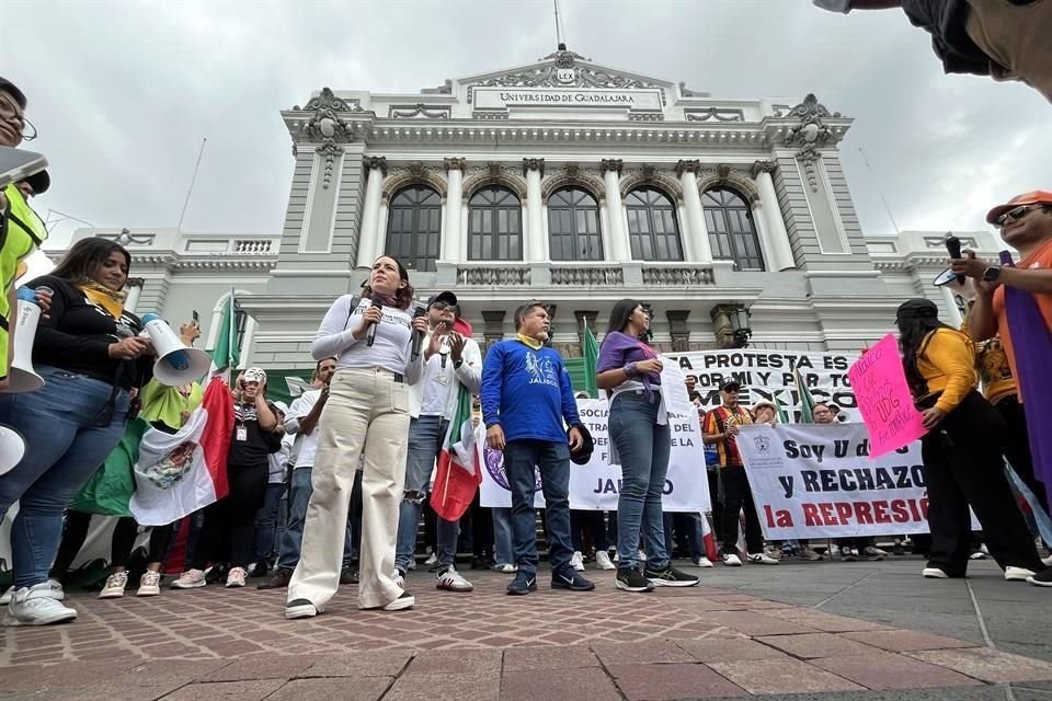 Más de un centenar de personas se plantaron a las afueras del Museo de las Artes (MUSA).