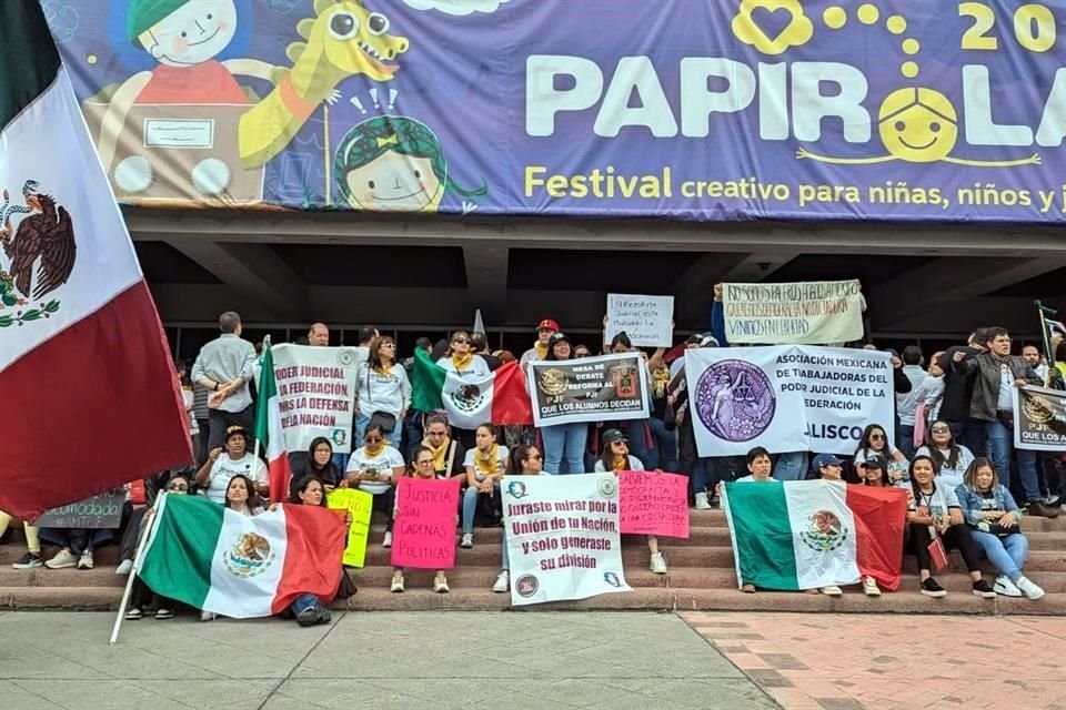 Luego caminaron a la explanada de la Rectoría General.