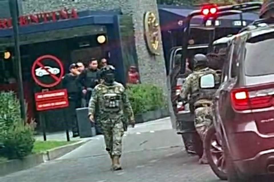 En videos publicados en redes sociales, ciudadanos difundieron el operativo donde se observan al menos dos unidades de la Marina frente a un restaurante.