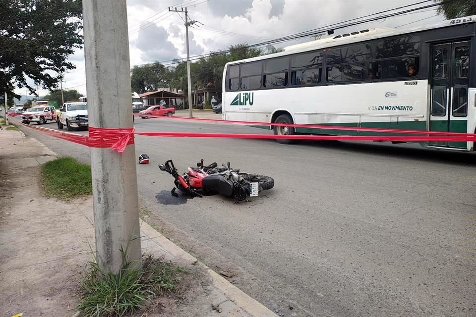 Al derrapar en su motocicleta, un joven perdió la vida en la Avenida Adolf Horn Jr., a la altura de Paseos del Valle, en Tlajomulco.