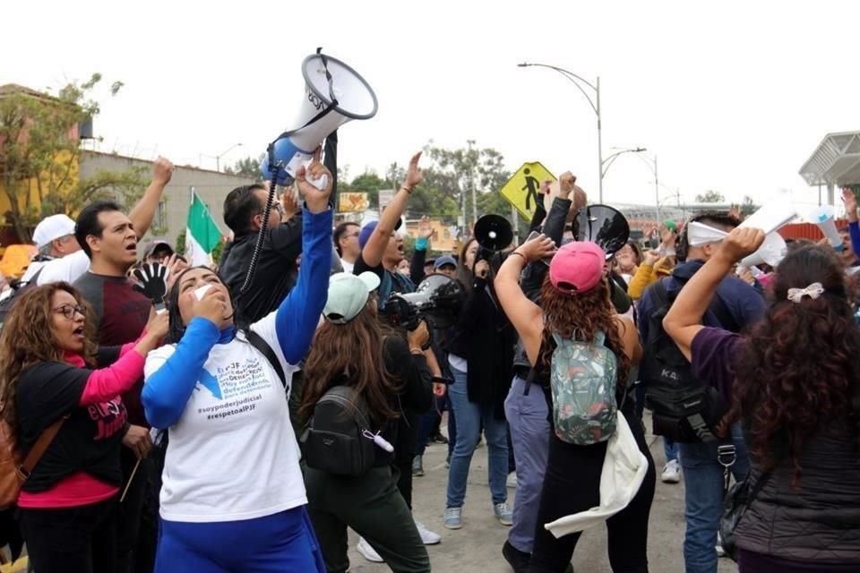 Empleados , encabezados por su vocera Patricia Aguayo Bernal, acudieron a San Lázaro para presentar dos escritos.