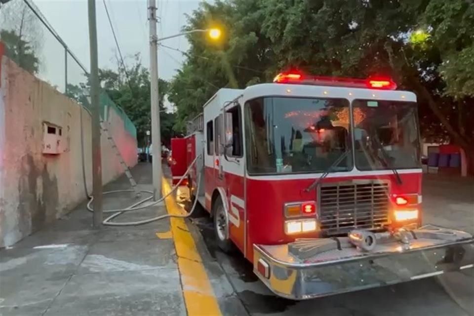 El incendio se registró en un predio abandonado.