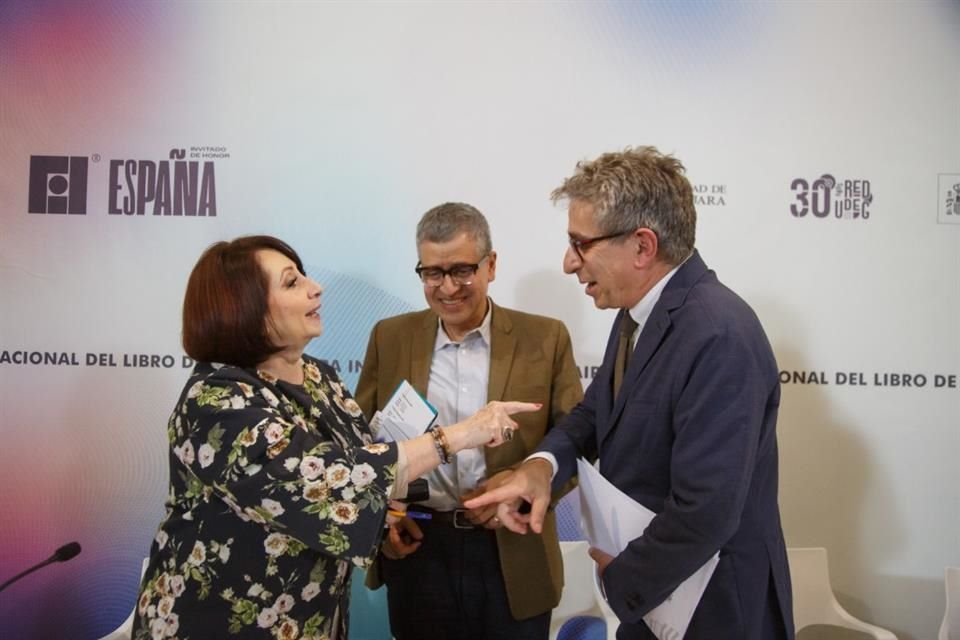 Marisol Schulz, directora de la FIL; Héctor Raúl Solís, presidente de la asociación civil del Premio FIL de Literatura en Lenguas Romances y Joserdi Martí Grau, Secretario de Cultura de España.