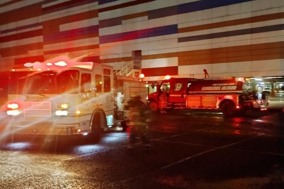 Trabajadores intentaba retirar el espectacular de una empresa subcontratada por Walmart, al hacerlo con oxicorte, brinca una chispa hacia el letrero y se generó el conato de incendio.