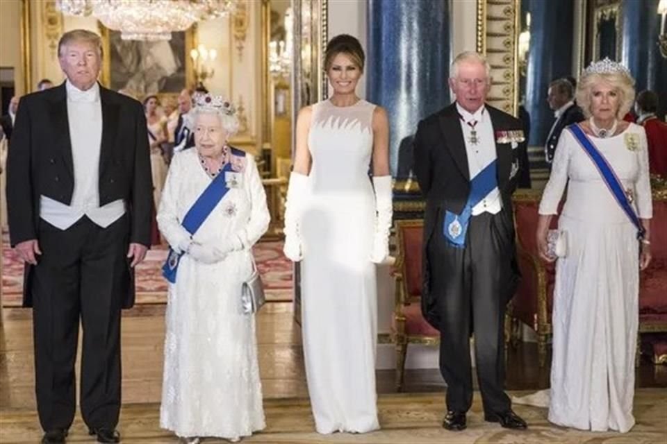 En sus nuevas memorias, Melania Trump reveló que mantiene una amistad por correspondencia con el Rey Carlos III.