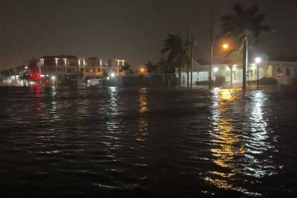 El huracán 'Milton', de categoría 3, impactó en la costa de Florida, EU, con vientos máximos sostenidos de 205 km/h.