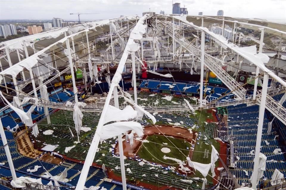 El techo del Tropicana Field resulta dañado la mañana después de que el huracán 'Milton' azotara la región.