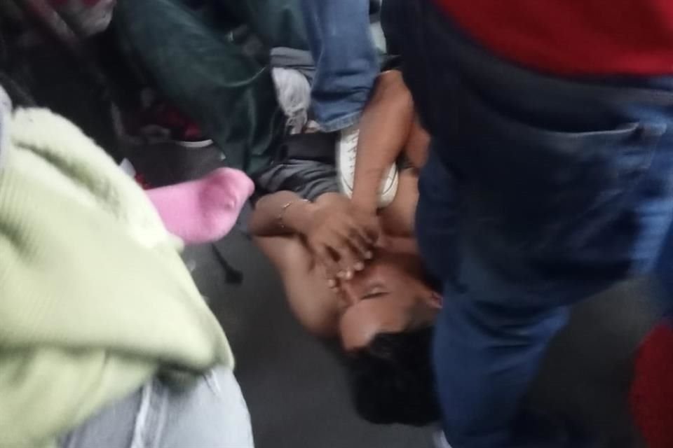 El incidente tuvo lugar al interior de una unidad del transporte público, cerca de los cruces de Periférico y Parres Arias en Zapopan.