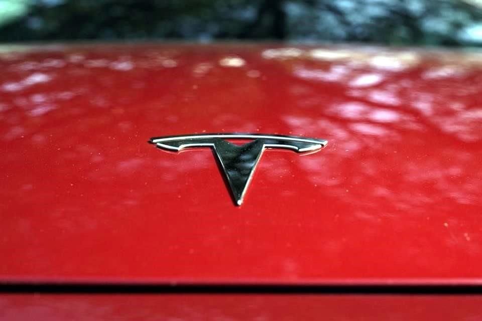 Elon Musk revela el esperado prototipo de robotaxi autónomo de Tesla.