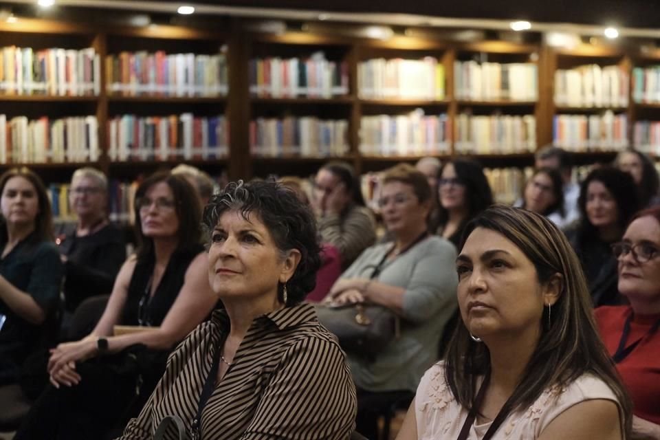 El Coloquio de Escritoras, se realiza en el marco del Día de la Escritora que se conmemora el 15 de octubre.