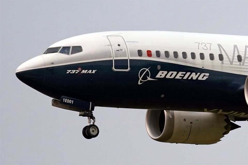 Boeing dijo que recortará al 10% de su fuerza laboral debido a la crisis que enfrenta por la huelga de trabajadores.